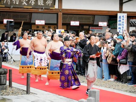 土俵入りに向かう（左から）太刀持ちの平戸海、豊昇龍、露払いの豪ノ山＝成田山新勝寺