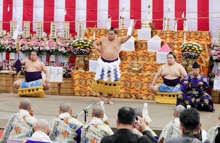 成田山で奉納土俵入りを行う豊昇龍（左から２人目）