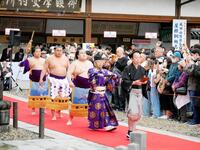 土俵入りに向かう（左から）太刀持ちの平戸海、豊昇龍、露払いの豪ノ山＝成田山新勝寺