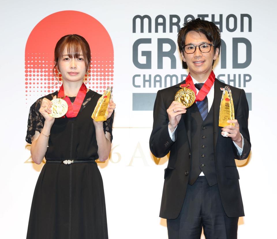 ＭＧＣシリーズ初代チャンピオンを受賞した佐藤早也伽（左）と吉田祐也＝２７日午後、東京都渋谷区神宮前のＷＩＴＨ　ＨＡＲＡＪＵＫＵ　ＨＡＬＬ（撮影・伊藤笙子）
