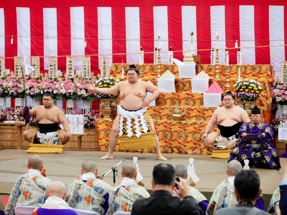 土俵入りを行う（左から）太刀持ちの高安、大の里、露払いの隆の勝＝成田山新勝寺