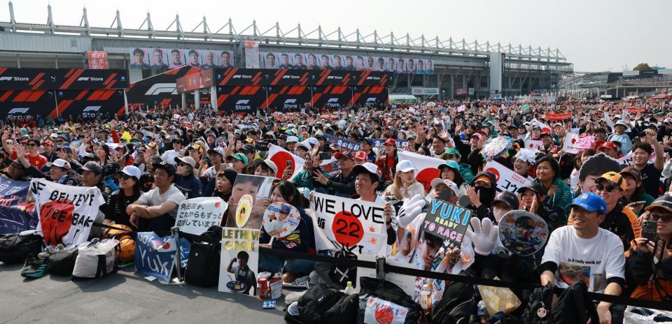 イベントに参加したレッドブル・フォードの角田裕毅に声援を送るファン（撮影・神子素慎一）