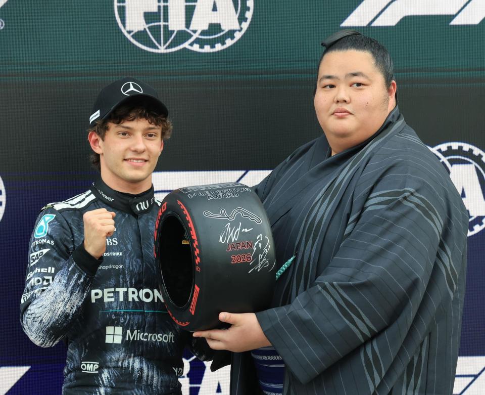 ポールポジションを獲得したメルセデスのアントネッリにタイヤ型トロフィーを渡す琴桜（撮影・神子素慎一）