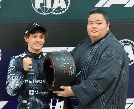 　ポールポジションを獲得したアントネッリにタイヤ型トロフィーを渡す琴桜（撮影・神子素慎一）