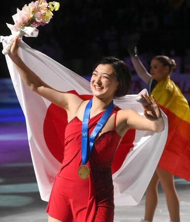 　金メダルを胸に声援に応える坂本花織＝さいたまスーパーアリーナ（撮影・堀内翔）