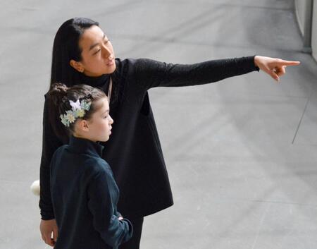 　試合会場で生徒を指導する浅田真央さん＝２８日、東京辰巳アイスアリーナ