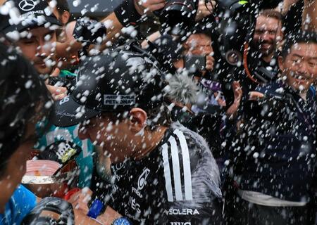 シャンパンをかけられ祝福されるメルセデスのアンドレア・キミ・アントネッリ（撮影・神子素慎一）