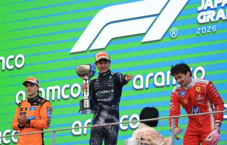 優勝し喜ぶメルセデスのアンドレア・キミ・アントネッリ。左は２位のマクラーレン・メルセデスのオスカー・ピアストリ、右は３位のフェラーリのシャルル・ルクレール（撮影・神子素慎一）