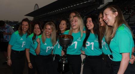 メルセデスのアンドレア・キミ・アントネッリが優勝し喜ぶメルセデスのクルー（撮影・神子素慎一）