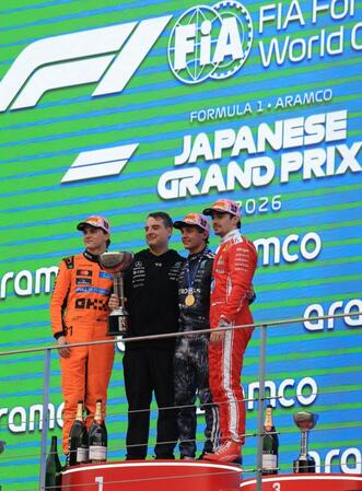 フォトセッションに応じるメルセデスのアンドレア・キミ・アントネッリ（右から２人目）＝撮影・神子素慎一）