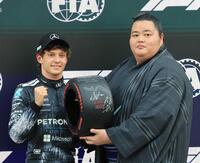 　ポールポジションを獲得したアントネッリにタイヤ型トロフィーを渡す琴桜（撮影・神子素慎一）