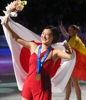 　金メダルを胸に声援に応える坂本花織＝さいたまスーパーアリーナ（撮影・堀内翔）
