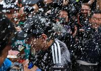 シャンパンをかけられ祝福されるメルセデスのアンドレア・キミ・アントネッリ（撮影・神子素慎一）