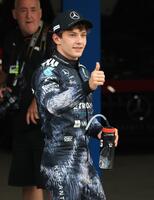 声援に応えるメルセデスのアンドレア・キミ・アントネッリ（撮影・神子素慎一）