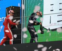 表彰を終え、シャンパンファイトするメルセデスのアンドレア・キミ・アントネッリ（右）＝撮影・神子素慎一