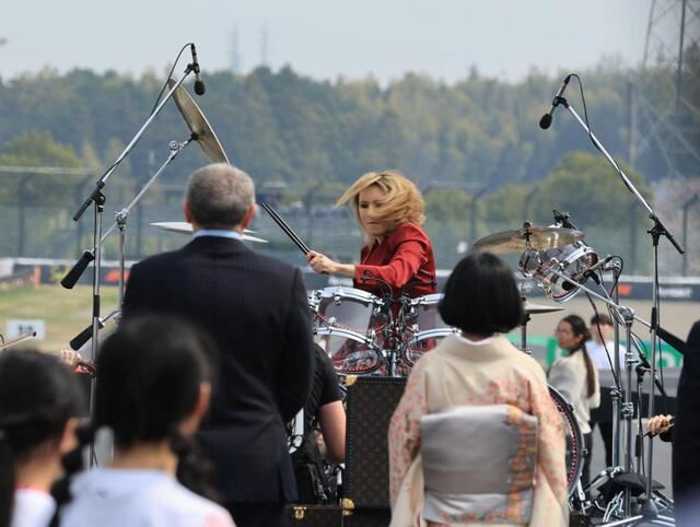 YOSHIKIがF1日本GP決勝スタート前のセレモニーで、13万人