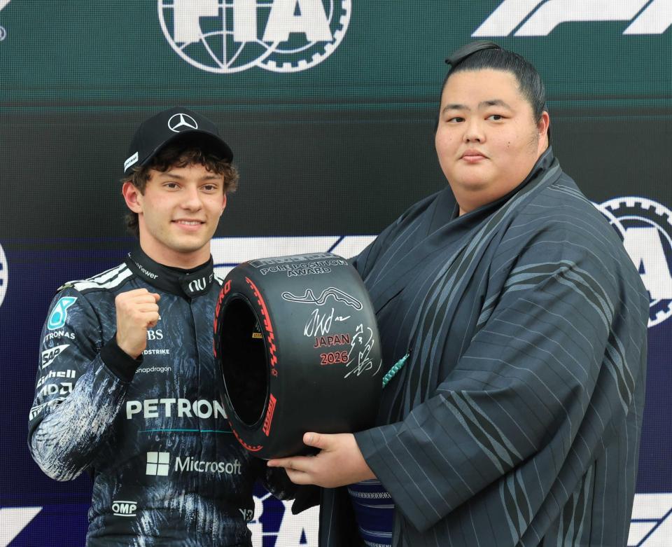 　ポールポジションを獲得したアントネッリにタイヤ型トロフィーを渡す琴桜（撮影・神子素慎一）