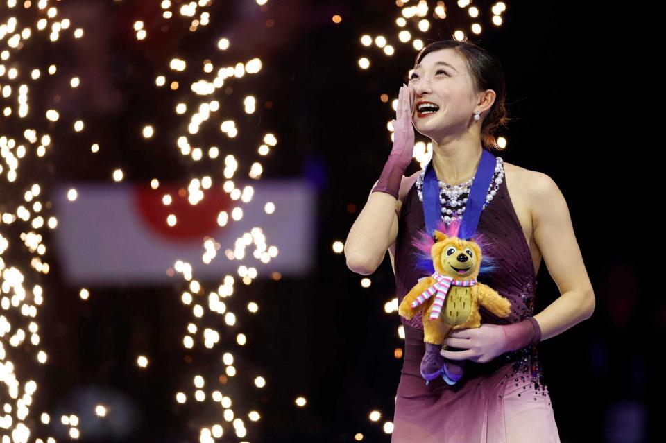 　女子で２年ぶり４度目の優勝を果たし、表彰台で涙を拭う坂本花織＝プラハ（共同）