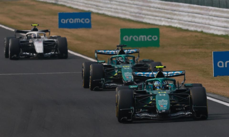 １コーナーへ飛び込むアストンマーティン・ホンダのフェルナンド・アロンソ（撮影・神子素慎一）