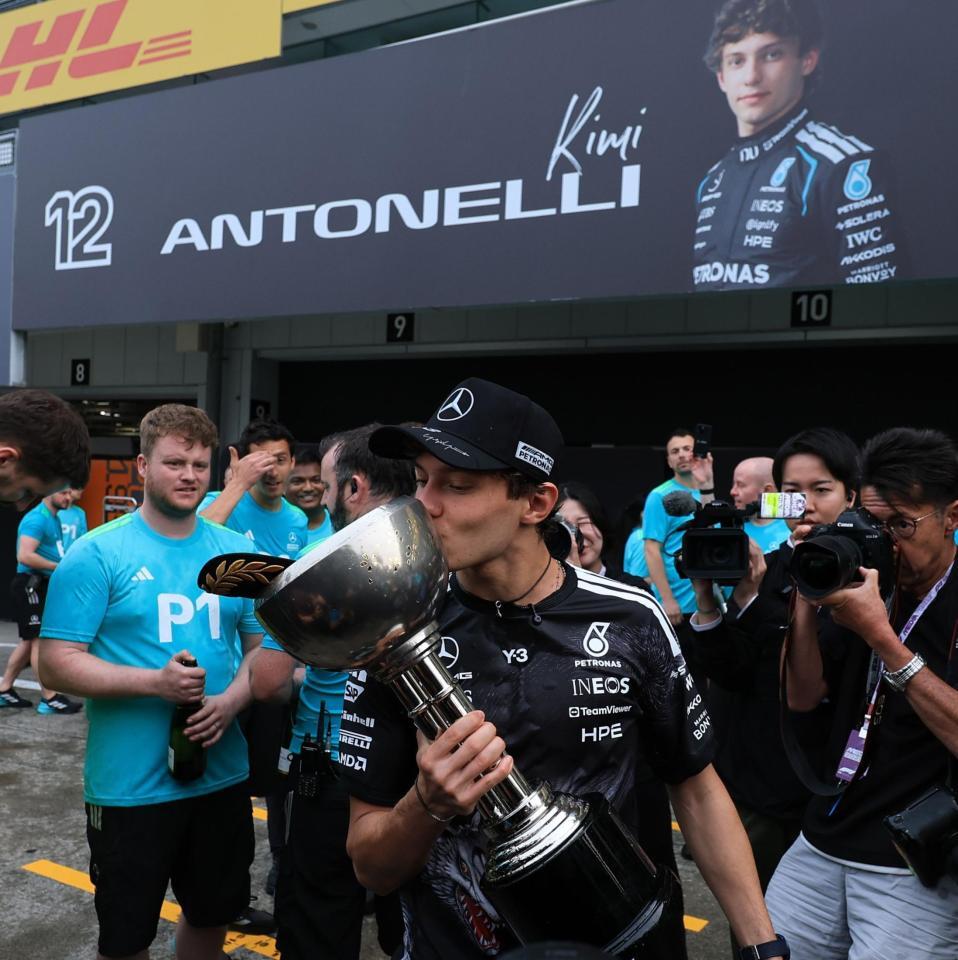 トロフィーにキスするメルセデスのアンドレア・キミ・アントネッリ（撮影・神子素慎一）