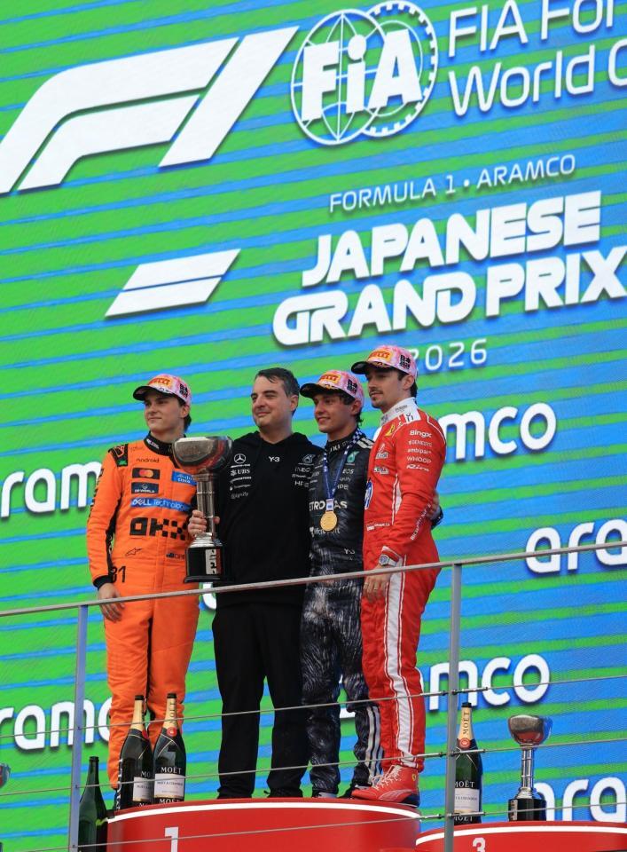 フォトセッションに応じるメルセデスのアンドレア・キミ・アントネッリ（右から２人目）＝撮影・神子素慎一）