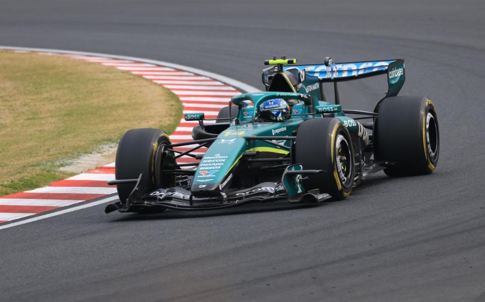 Ｓ字を駆け抜けるアストンマーティン・ホンダのフェルナンド・アロンソ（撮影・神子素慎一）