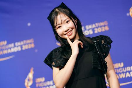 　カメラに向かいポーズをとる中井亜美＝２９日、プラハ（共同）