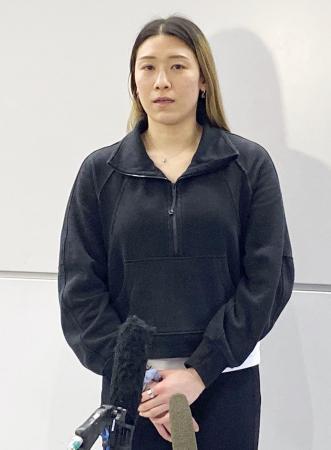　イタリア１部リーグのノバラでのシーズンを終え、取材に応じるバレーボール女子日本代表の石川真佑＝３０日、成田空港