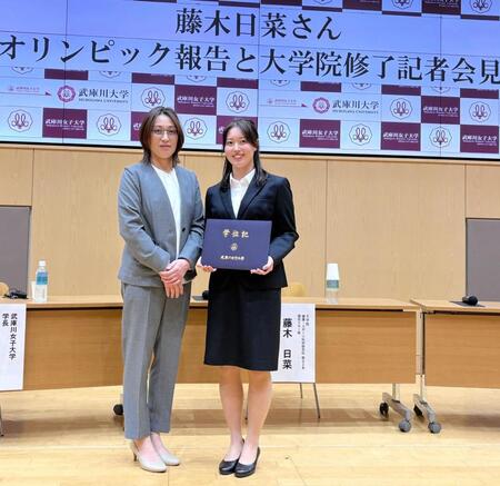 武庫川女子大大学院の修士課程を修了した藤木日菜。左は母・美子さん