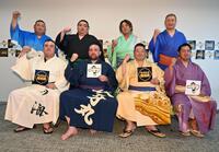 ヤメ力士超相撲に出場する（前列左から）英乃海、臥牙丸、豊ノ島、松鳳山、（後列左から）大喜鵬、大翔鵬、旭大星、東龍（撮影・持木克友）