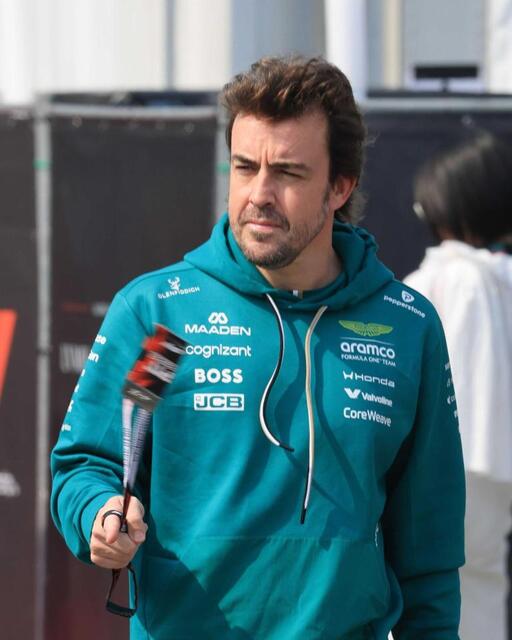 　サーキット入りするアストンマーティン・ホンダのフェルナンド・アロンソ