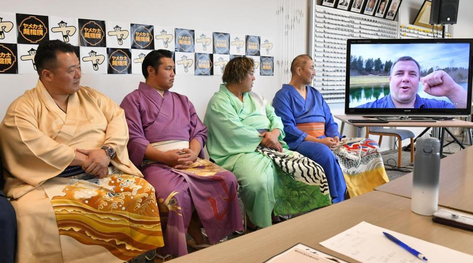 ビデオ出演で気合十分の把瑠都（撮影・持木克友）