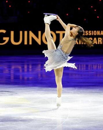 　エキシビションで演技する坂本花織（共同）