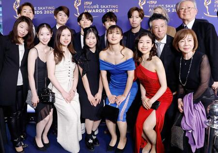 　ＩＳＵスケーティング・アワードに出席した坂本（中央）ら日本選手と関係者