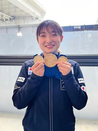 世界選手権の金メダルを手にする坂本花織
