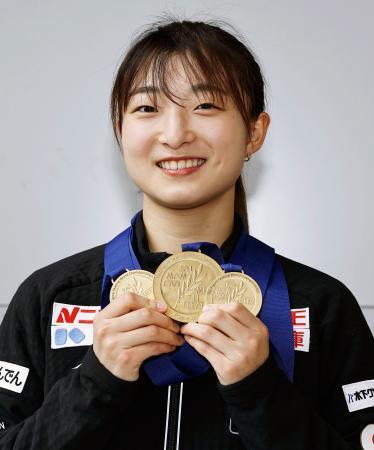 　プラハから帰国し、金メダルを手に取材に応じる坂本花織＝３１日、関西空港