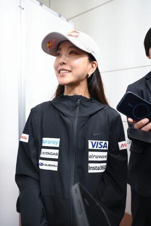 　取材に応じる高梨沙羅＝３１日、羽田空港