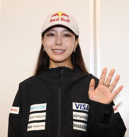 帰国し取材に応じる高梨沙羅（撮影・金田祐二）