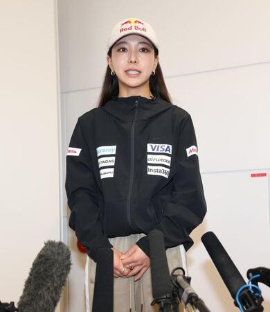 帰国し取材に応じる高梨沙羅（撮影・金田祐二）