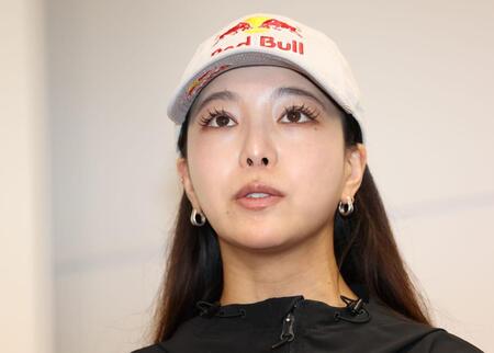 帰国し取材に応じる高梨沙羅（撮影・金田祐二）