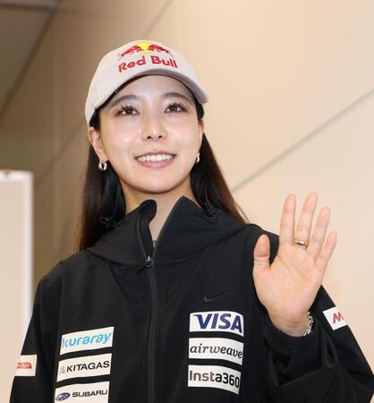 帰国し笑顔の高梨沙羅（撮影・金田祐二）