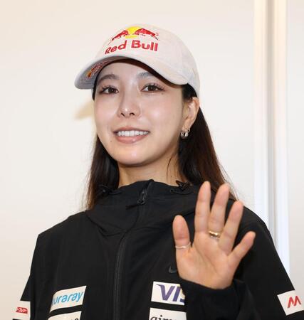 帰国し取材に応じる高梨沙羅（撮影・金田祐二）