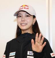 帰国し取材に応じる高梨沙羅（撮影・金田祐二）