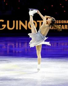 　エキシビションで演技する坂本花織（共同）