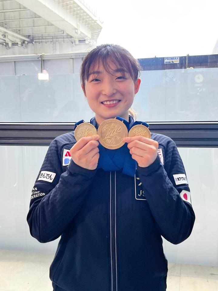世界選手権の金メダルを手にする坂本花織