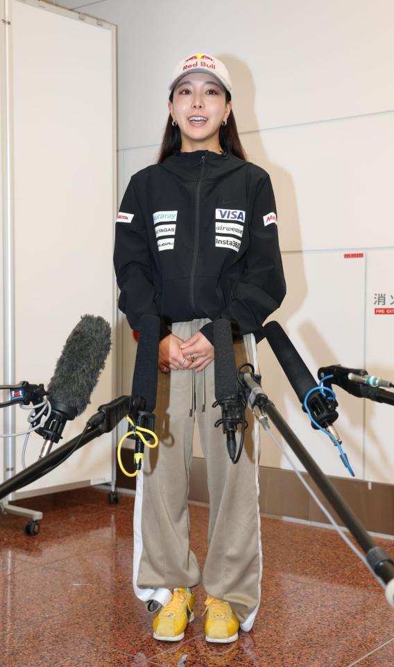 帰国し取材に応じる高梨沙羅（撮影・金田祐二）