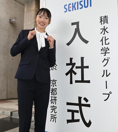 入社式を終え、笑顔の久保凛（撮影・飯室逸平）