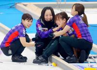 　北京五輪の代表に決まり、泣きながら座り込む吉田知那美（右から２人目）＝２１年９月