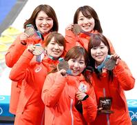 　平昌五輪で銅メダル（中央）＝２０１８年（共同）