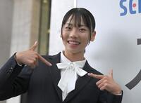 久保凛のスーツのこだわりポイントはリボンだそうです（撮影・飯室逸平）